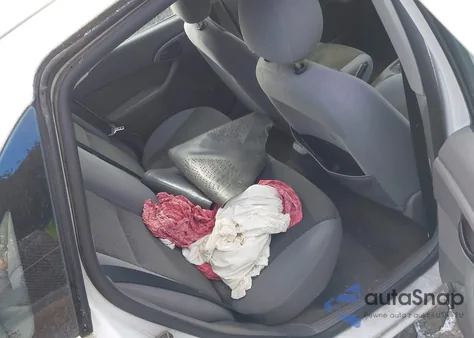 2004 Ford Focus Lx z USA, uszkodzony, nr VIN 1FAFP33P44W195187